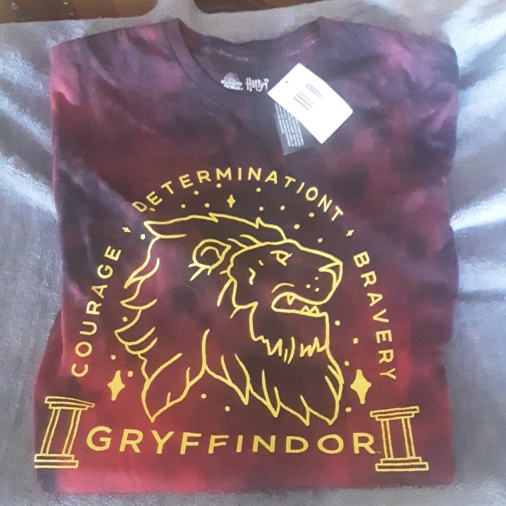 NWT - "HARRY POTTER" Gryffindor Short Sleeve T-shirt - M - Red